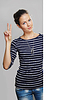 Mädchen zeigt mit zwei Fingern | Stock Foto