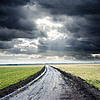 Schmutzigen Straße bis wolkig Horizont. regen vor | Stock Foto