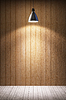 Interior de la habitación de madera con lámpara en la noche | Ilustración