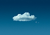 Nube solitaria en el cielo azul | Foto de stock