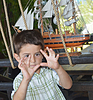 Kid muestra algo | Foto de stock