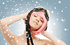 Chica de pelo rosa en el casco de aviador con nieve | Foto de stock