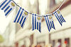 Girlande von Uruguay-Nationalflaggen auf einer abstrakter | Stock Foto