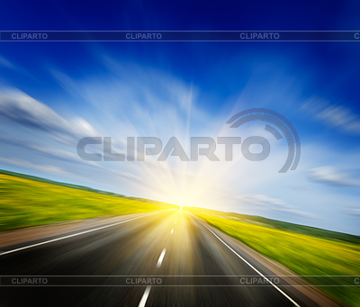 Motion borrosa carretera en prado floreciente primavera | Foto de alta resolución |ID 4695605