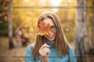 Hermosa mujer de otoño con hojas de otoño | Foto de alta resolución |ID 7253343