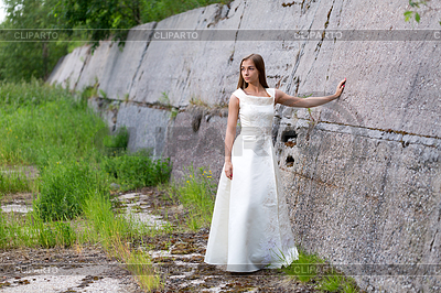 Mädchen im weißen Kleid auf Wand | Foto mit hoher Auflösung |ID 5432442
