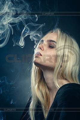 Mujer rubia fumando | Foto de alta resolución |ID 7420918