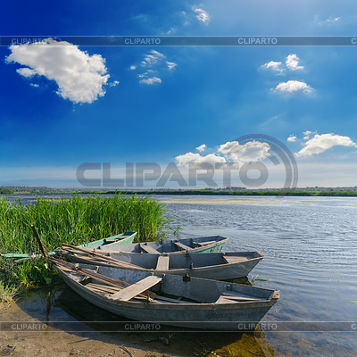 Hermoso río y antiguos barcos cerca de la hierba verde bajo cl | Foto de alta resolución |ID 3485872