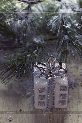 Geschenk unter Weihnachtsbaum | Foto mit hoher Auflösung |ID 3509450