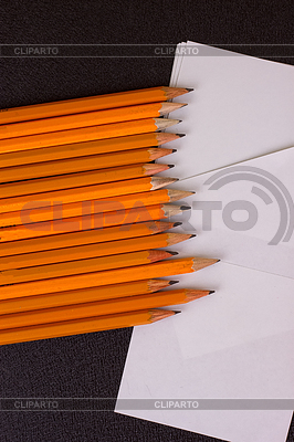 Weißes Papier und Bleistift auf Holztisch | Foto mit hoher Auflösung |ID 5928202