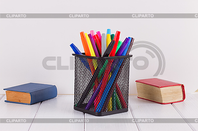 Marcadores multicolores en estar al lado de los libros pequeños | Foto de alta resolución |ID 5928215