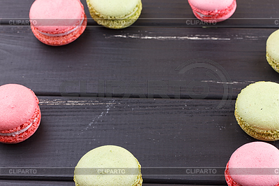 Macaron auf schwarz mit Copy space | Foto mit hoher Auflösung |ID 5957720