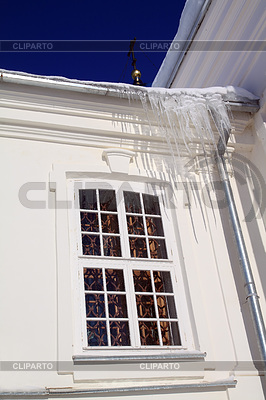 Eiszapfen am Dach des weißen Gebäudes | Foto mit hoher Auflösung |ID 3440938