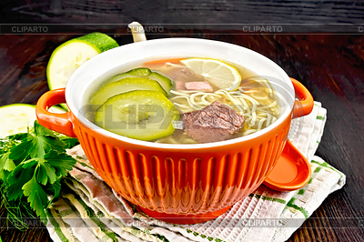 Sopa con el calabacín y los fideos en un recipiente de color rojo sobre | Foto de alta resolución |ID 6243978