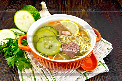 Sopa con calabacín y fideos en un tazón de cocina | Foto de alta resolución |ID 6354859