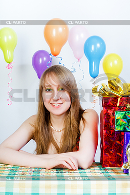 Feliz cumpleaños. La muchacha atractiva joven con los regalos | Foto de alta resolución |ID 3392284