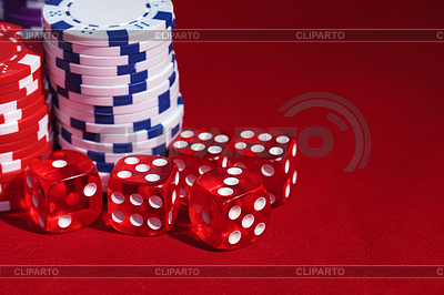 Las pilas de fichas de póquer que juegan con huesos | Foto de alta resolución |ID 3702405