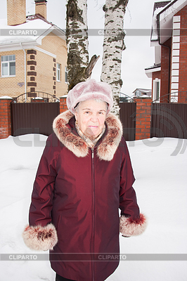 Freundliche ältere Frau im Winter | Foto mit hoher Auflösung |ID 5655668