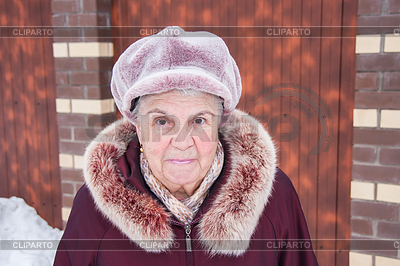 Retrato de mujer mayor alegre en invierno | Foto de alta resolución |ID 5655675