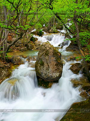 Водопад с камнем в центре | Фото большого размера |ID 3576419