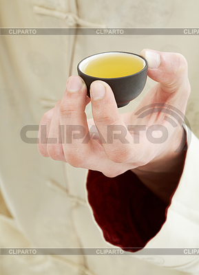 Mano que sostiene una taza de té verde | Foto de alta resolución |ID 3605877