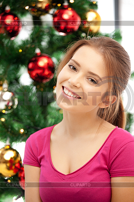 Mujer feliz y sonriente con el árbol de navidad | Foto de alta resolución |ID 3638746