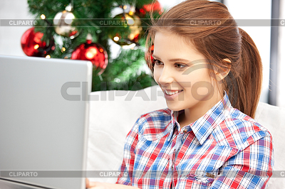 Mujer feliz con la computadora portátil y el árbol de navidad | Foto de alta resolución |ID 3639688