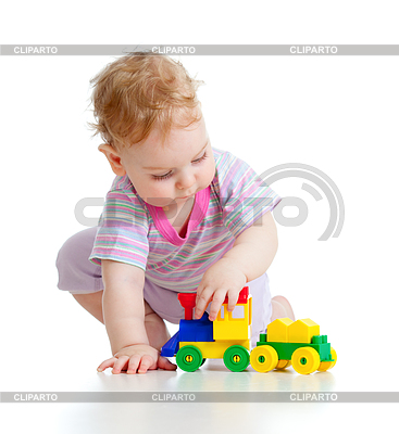 Niño pequeño lindo está jugando con colorido tren | Foto de alta resolución |ID 3657348