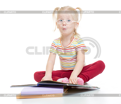 Забавный ребенок в eyeglases чтение книги | Фото большого размера |ID 4648536