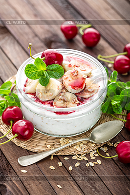 Свежий йогурт с вишней, бананом и овсом, deliciou | Фото большого размера |ID 6269906