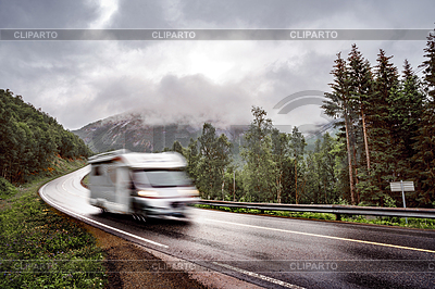El auto VR Caravan viaja por carretera | Foto de alta resolución |ID 6499315