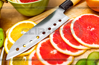 Cuchillo de cocina afilado en tabla de cortar al lado de | Foto de alta resolución |ID 6660994