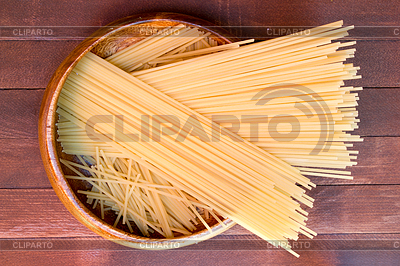 Espagueti en el fondo mesa de madera | Foto de alta resolución |ID 5253397