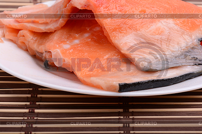 Filetes de pescado de salmón sin procesar con las hierbas frescas placa | Foto de alta resolución |ID 5460360