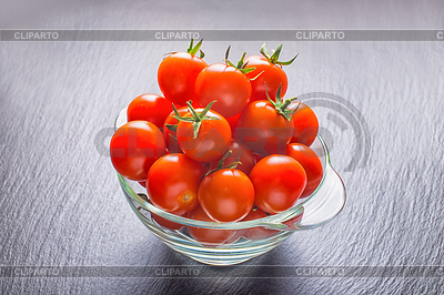 Hermosos tomates rojos cherry en ensalada transparente | Foto de alta resolución |ID 6538705