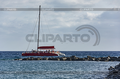 By Sea stones along sails sailing catamaran | Фото большого размера |ID 6127592