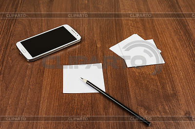 Smartphone, Bleistift und Notenblatt liegen auf dem Tisch | Foto mit hoher Auflösung |ID 6378774
