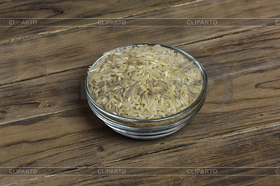 En la superficie de madera hay un jarrón de vidrio con arroz | Foto de alta resolución |ID 6458832